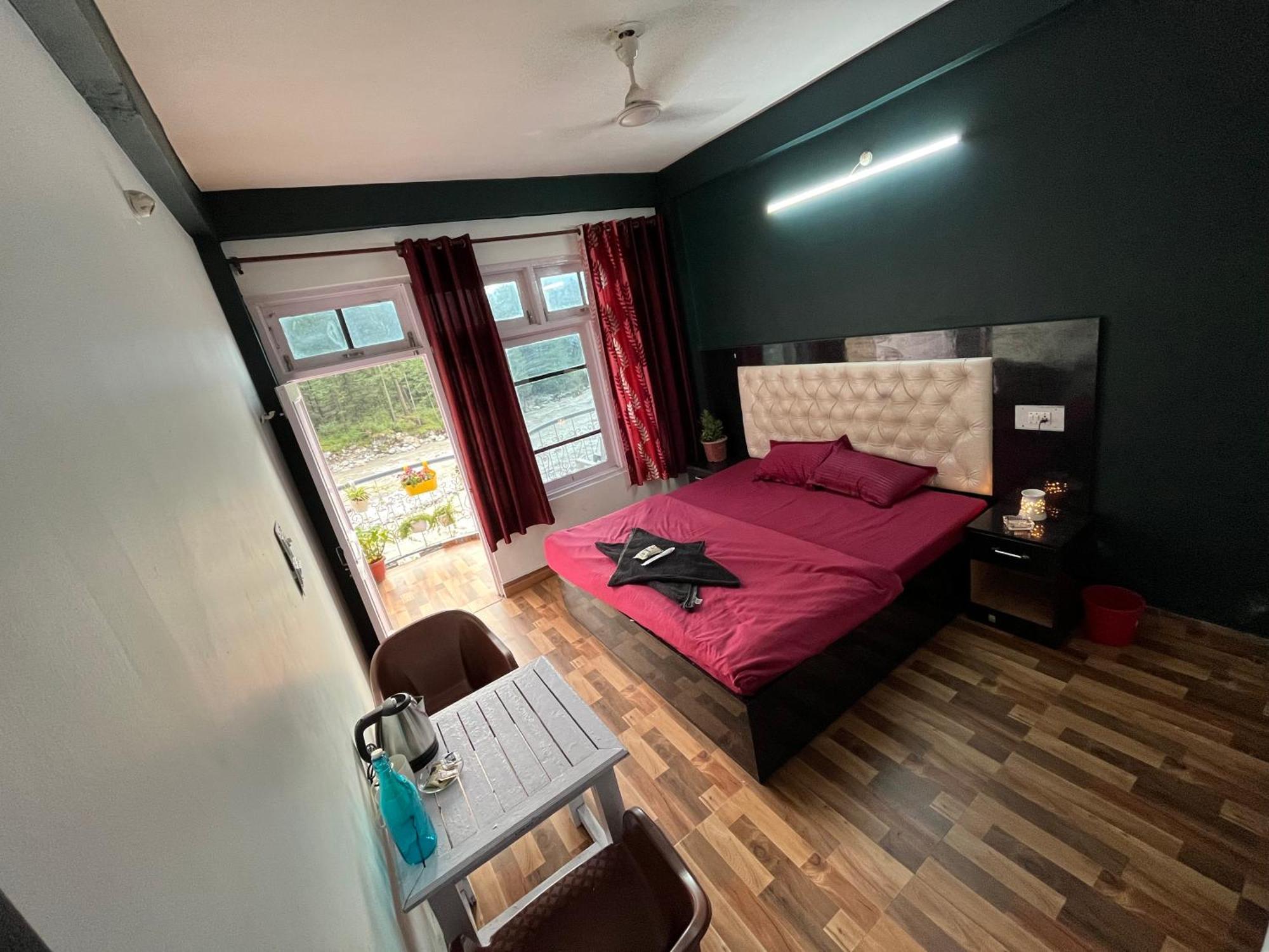 Shanti Cafe & Hostels カソル エクステリア 写真